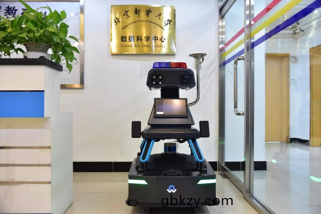 校(xiao)園(yuan)安防 智(zhi)能(neng)機(ji)器人(ren)