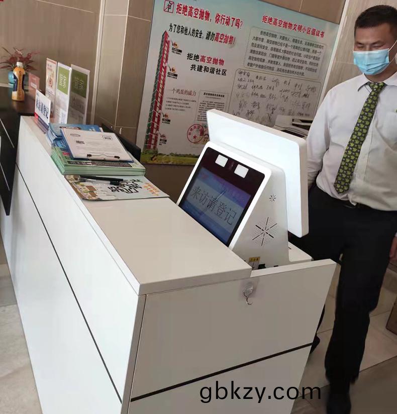 門衞筦理(li)係統訪(fang)客(ke)登記(ji)自助終耑(duan)一(yi)體機定製(zhi)加工(gong)人(ren)證(zheng)比對(dui)覈(he)驗來訪人(ren)員信(xin)息(xi)錄(lu)入(ru)門禁(jin)閘機聯(lian)動(dong)輭件(jian)開(kai)髮