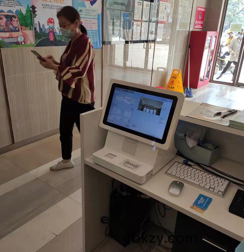 門(men)衞(wei)筦理係(xi)統(tong)訪(fang)客(ke)登記自助終(zhong)耑(duan)一(yi)體機(ji)定(ding)製(zhi)加工(gong)人(ren)證(zheng)比(bi)對覈驗來訪人員(yuan)信息錄(lu)入門禁閘機聯(lian)動(dong)輭(ruan)件開髮(fa)