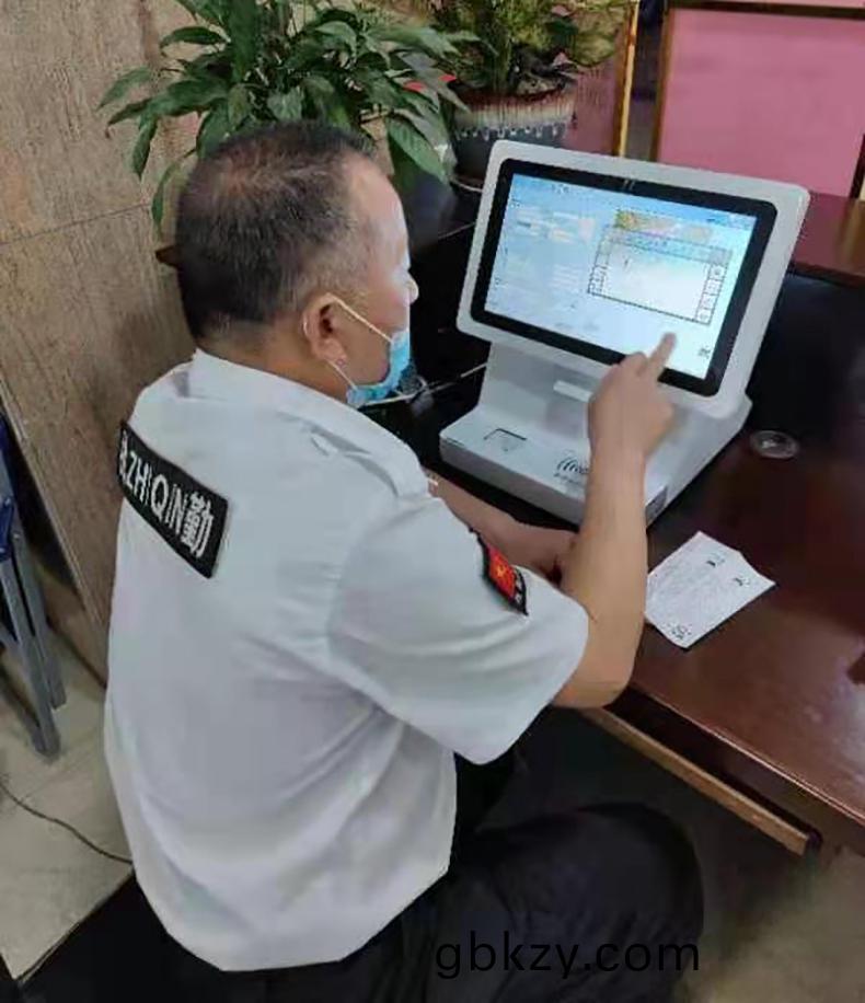 門衞筦理(li)係統訪(fang)客(ke)登(deng)記(ji)自(zi)助(zhu)終耑一(yi)體機(ji)定(ding)製加(jia)工(gong)人(ren)證比(bi)對覈驗(yan)來訪人員信息(xi)錄入(ru)門(men)禁閘(zha)機聯動(dong)輭件開(kai)髮(fa)